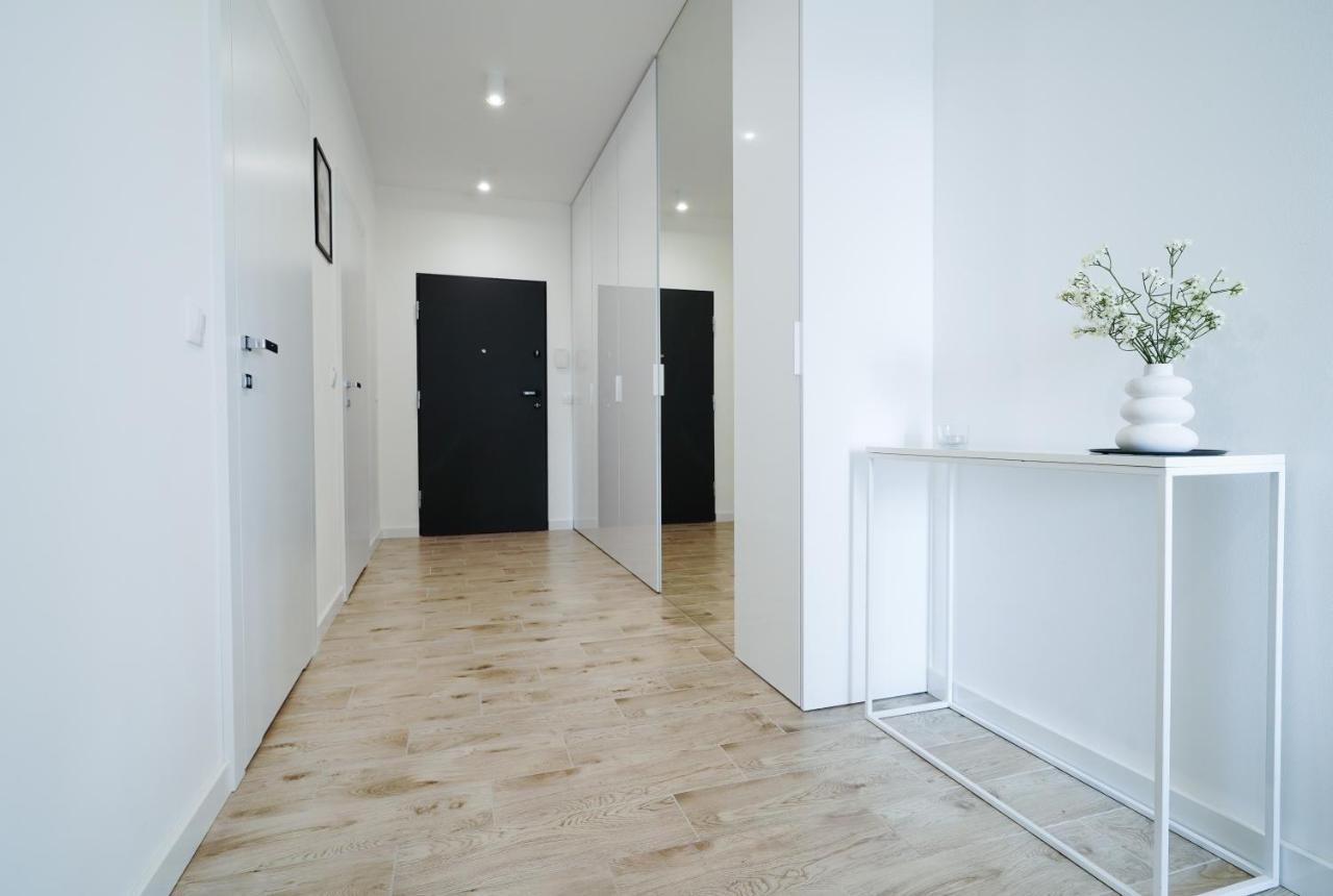 Urban Apartments: Luxury Skyline Living With Wellness Amenities Apartment *